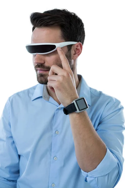 Man met virtual reality bril en slimme horloge — Stockfoto