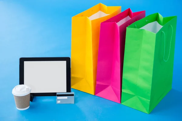 Einkaufstaschen und Kreditkarte mit Tablet — Stockfoto