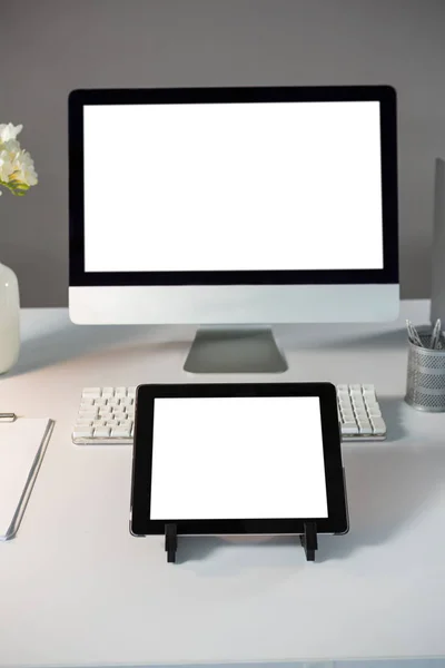 Stationär dator med digital tablett på bord — Stockfoto