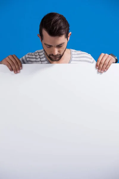 Hombre guapo sosteniendo un cartel en blanco —  Fotos de Stock