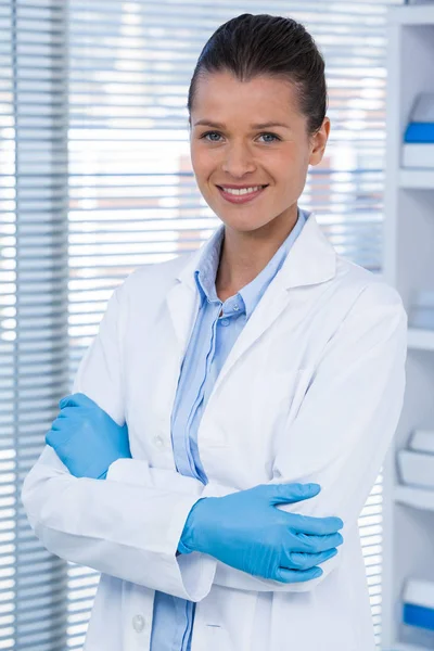 Female doctor standing with arms crossed — Stock Photo, Image