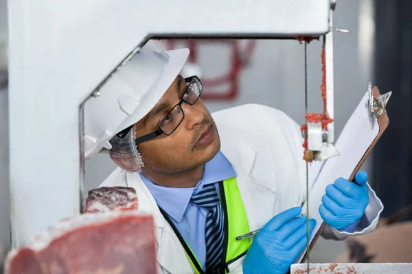 Technicians examining meat band saw — Stock Photo, Image