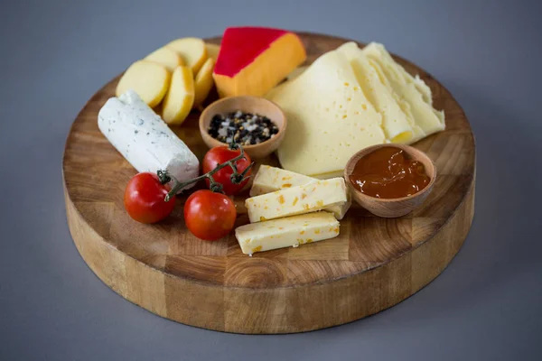 Variété de fromage, tomate cerise et sauce — Photo
