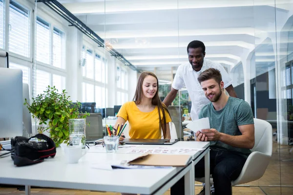 Diseñadores gráficos trabajando en el escritorio — Foto de Stock