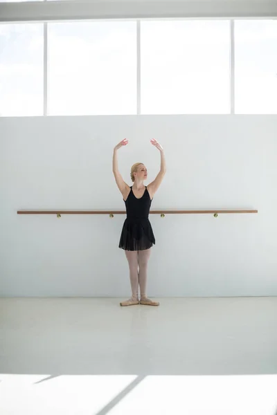 Bailarina praticando dança de balé — Fotografia de Stock