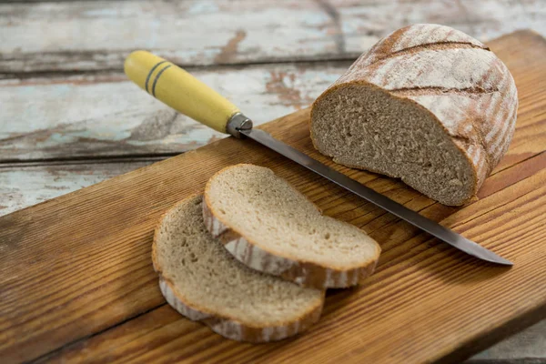 Slices of bread with knife — Stock Photo, Image