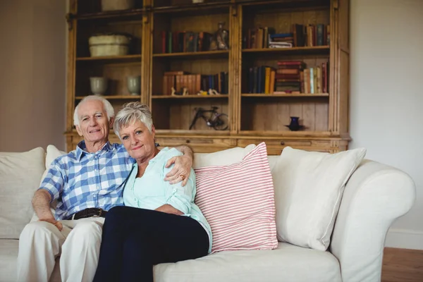 Старша пара розслабляється на дивані — стокове фото