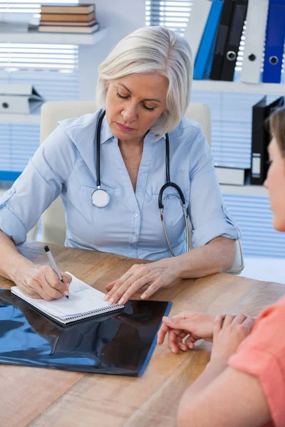 Médecin rédigeant une ordonnance pour sa patiente — Photo