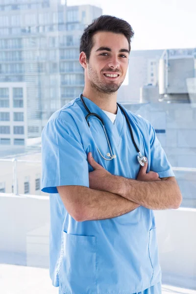 Handsome surgeon standing with arms crossed — Stock Photo, Image