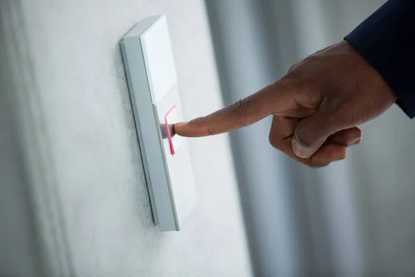 Main appuyant sur le bouton dans un ascenseur — Photo