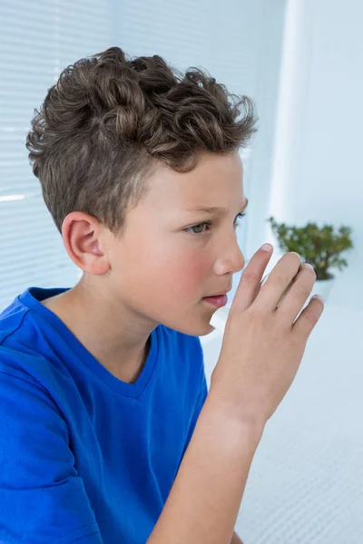 Chłopiec przy użyciu pompy astmy — Zdjęcie stockowe