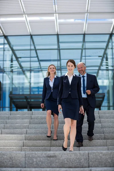 Ondernemers klimmen de trap af — Stockfoto