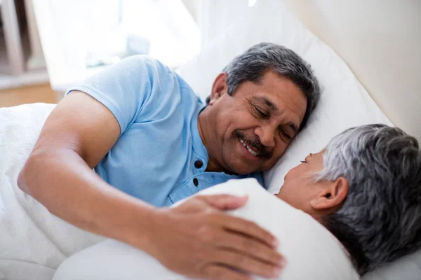 Äldre par avkopplande tillsammans på sängen — Stockfoto