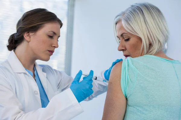 Médico que administra a injeção ao paciente — Fotografia de Stock