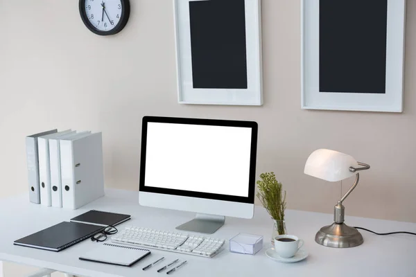 Desktop pc on desk with picture frames — Stock Photo, Image