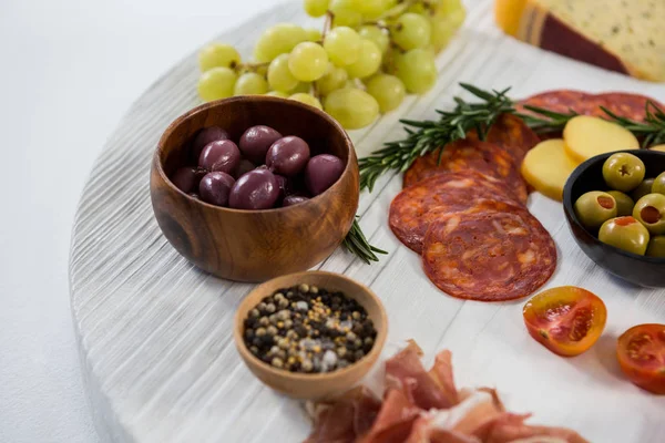 Cheese, olives, salami and crackers — Stock Photo, Image