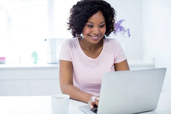 Mujer feliz usando portátil —  Fotos de Stock