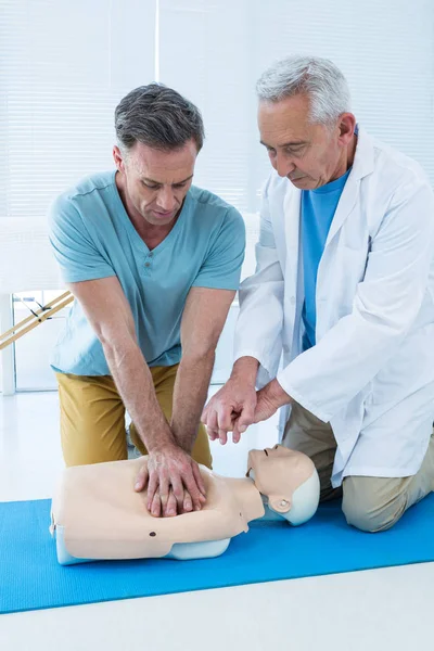 Paramedics training cardiopulmonary resuscitation to man — Stock Photo, Image