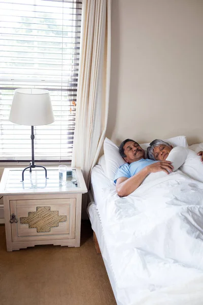 Seniorenpaar schläft zusammen im Bett — Stockfoto