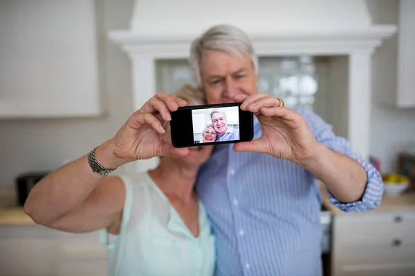 Pareja mayor tomando selfie por teléfono —  Fotos de Stock