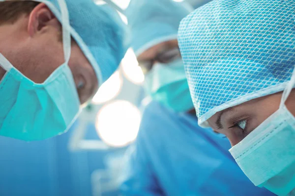 Team of surgeons performing operation in operation theater — Stock Photo, Image