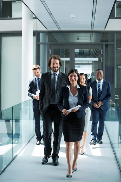 Empresaria caminando con colegas — Foto de Stock