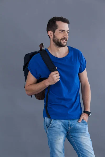 Hombre en camiseta azul con mochila —  Fotos de Stock