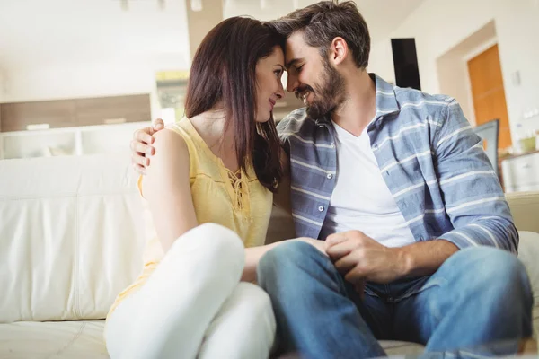 Couple heureux se détendre sur le canapé — Photo