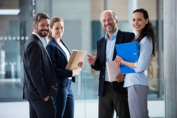 Empresarios en el vestíbulo de la oficina — Foto de Stock