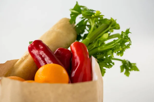 Fruits et légumes en sac marron — Photo