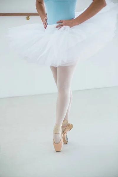 Bailarina practicando danza de ballet — Foto de Stock