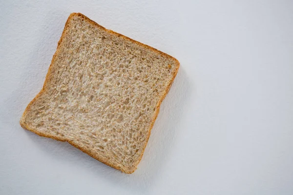 Fetta di pane singola su bianco — Foto Stock