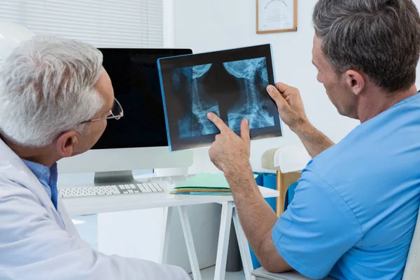 Chirurg und Arzt diskutieren Röntgenbericht — Stockfoto