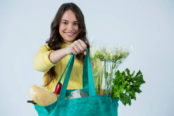 女性キャリング食料品の袋 — ストック写真