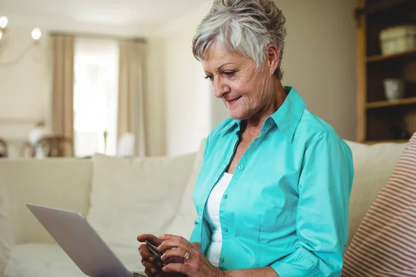 Äldre kvinna gör online shopping — Stockfoto