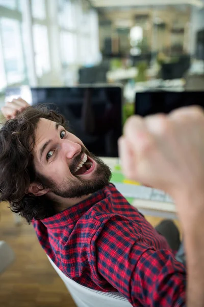 Företagsledare som knyter näven i office — Stockfoto