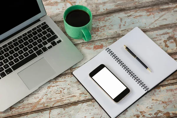 Laptop mit Smartphone und Tasse Kaffee — Stockfoto