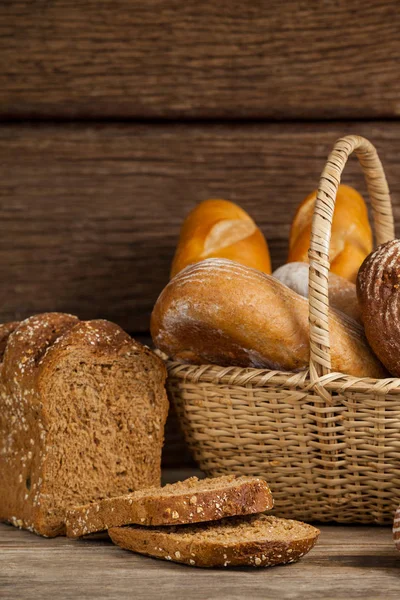 Berbagai roti dalam keranjang — Stok Foto