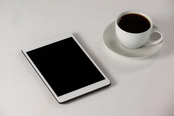 数字平板和杯咖啡 — 图库照片