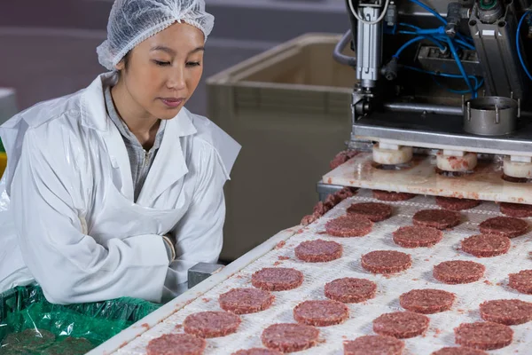 Ženské řezník zpracování hamburger patty — Stock fotografie