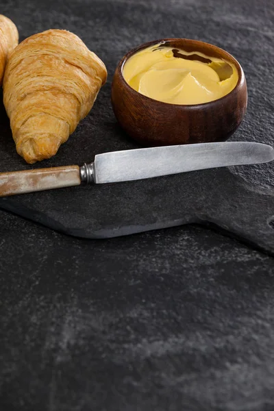 Croissants com manteiga e faca — Fotografia de Stock