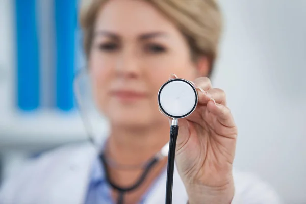 Médico segurando estetoscópio — Fotografia de Stock