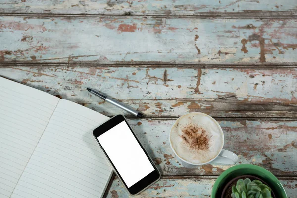Smartphone, kopje koffie met dagboek — Stockfoto