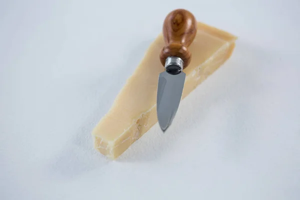 Piece of cheese with knife — Stock Photo, Image
