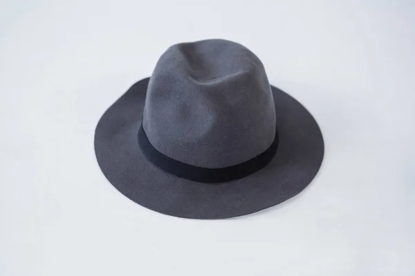 Chapeau Fedora sur fond blanc — Photo