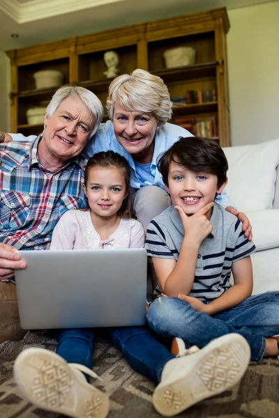 Kleinkinderen en grootouders met laptop — Stockfoto