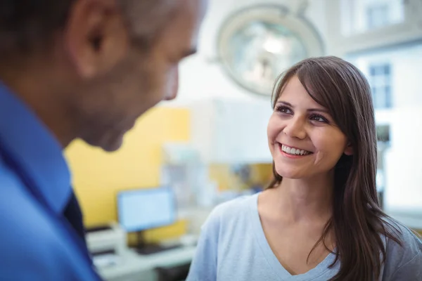 Kvinnlig patient interagerar med läkare — Stockfoto
