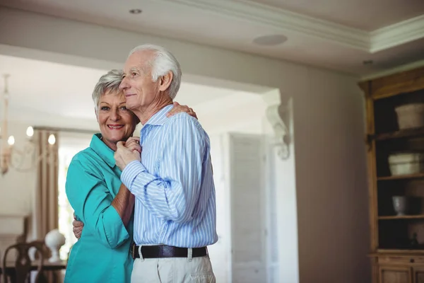 Старшая пара танцует вместе в гостиной — стоковое фото