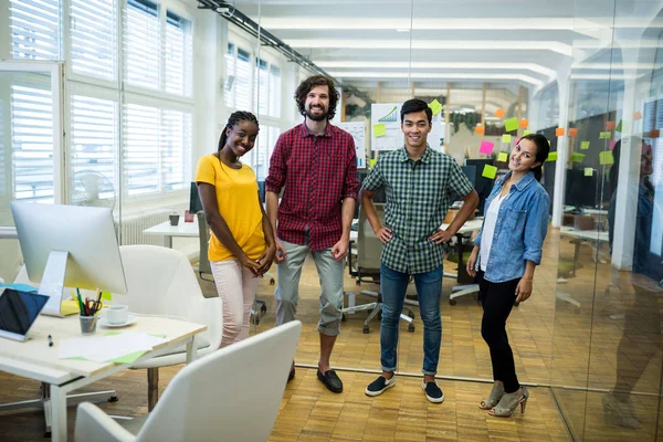 Ejecutivos empresariales de pie juntos — Foto de Stock