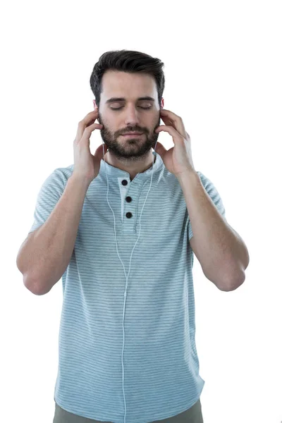 Bonito homem ouvindo fones de ouvido — Fotografia de Stock